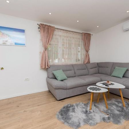 Apartment Strawberry Макарська Екстер'єр фото