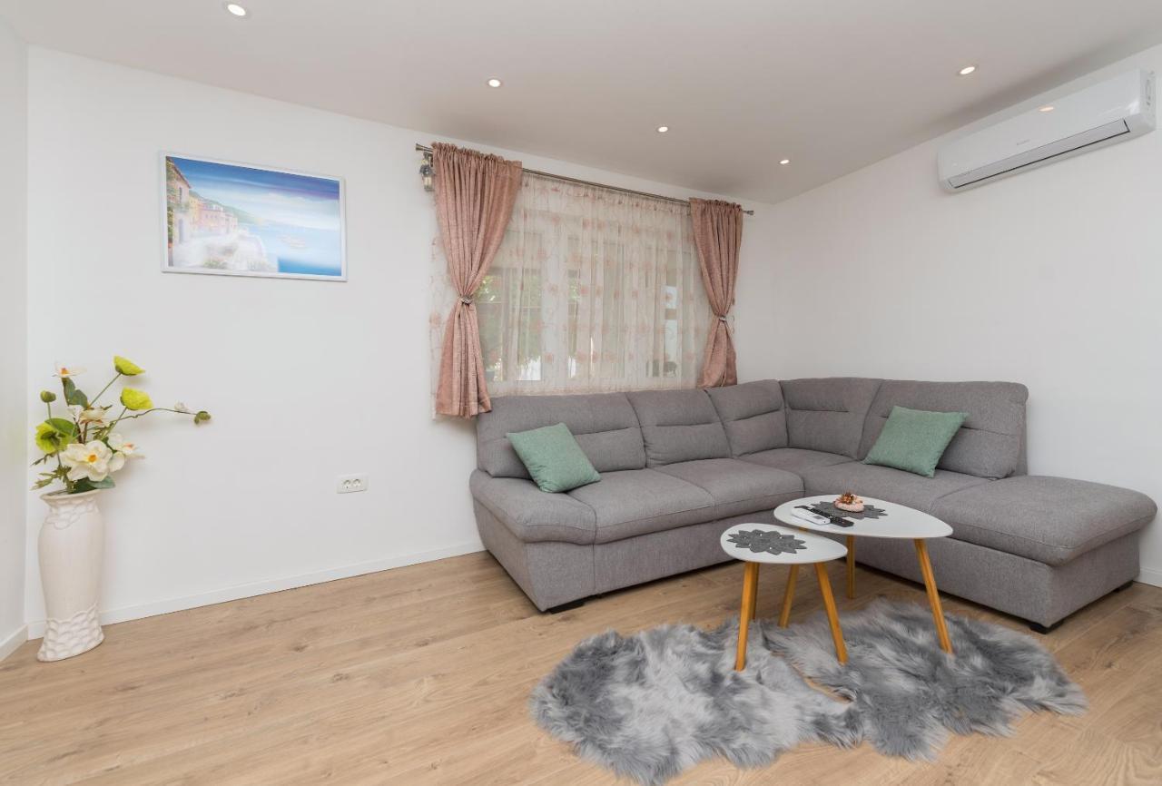 Apartment Strawberry Макарська Екстер'єр фото