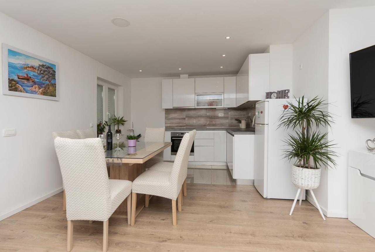 Apartment Strawberry Макарська Екстер'єр фото